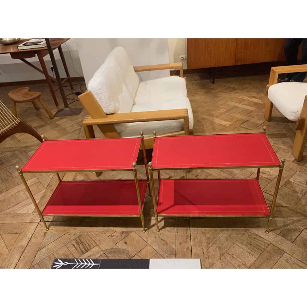 1970′ Paire De Bouts De Canapés à 2 Niveaux Maison Jansen Plateaux Cuir Rouge Carmin Avec Filets Or Vintage RÉSERVÉ | Biron 1970′ Paire De Bouts De Canapés à 2 Niveaux Maison Jansen Plateaux Cuir Rouge Carmin Avec Filets Or Vintage RÉSERVÉ