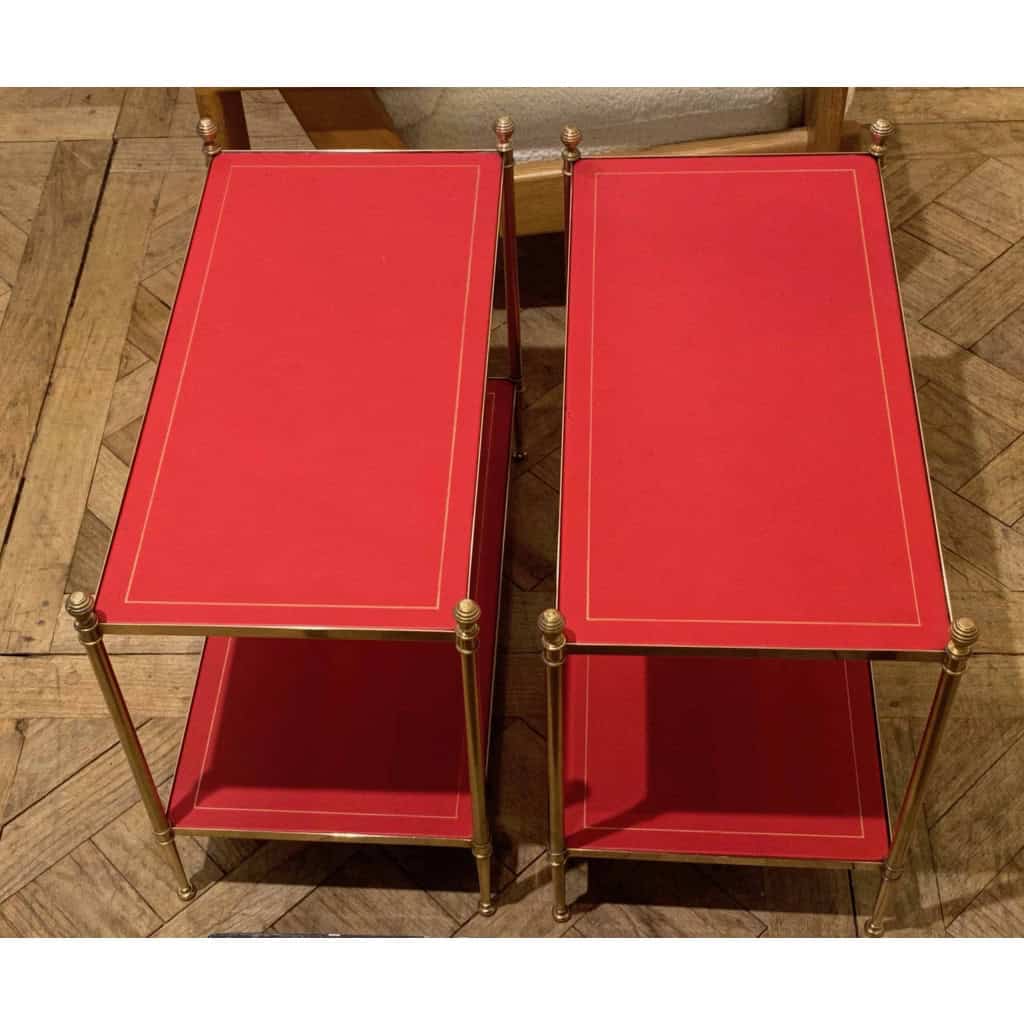 1970′ Paire De Bouts De Canapés à 2 Niveaux Maison Jansen Plateaux Cuir Rouge Carmin Avec Filets Or Vintage RÉSERVÉ | Biron 1970′ Paire De Bouts De Canapés à 2 Niveaux Maison Jansen Plateaux Cuir Rouge Carmin Avec Filets Or Vintage RÉSERVÉ