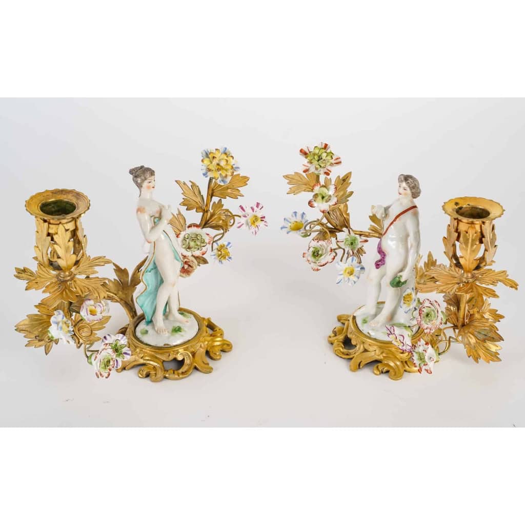 Paire de bougeoirs, style Louis XV en bronze doré et porcelaine | Biron ||||||||