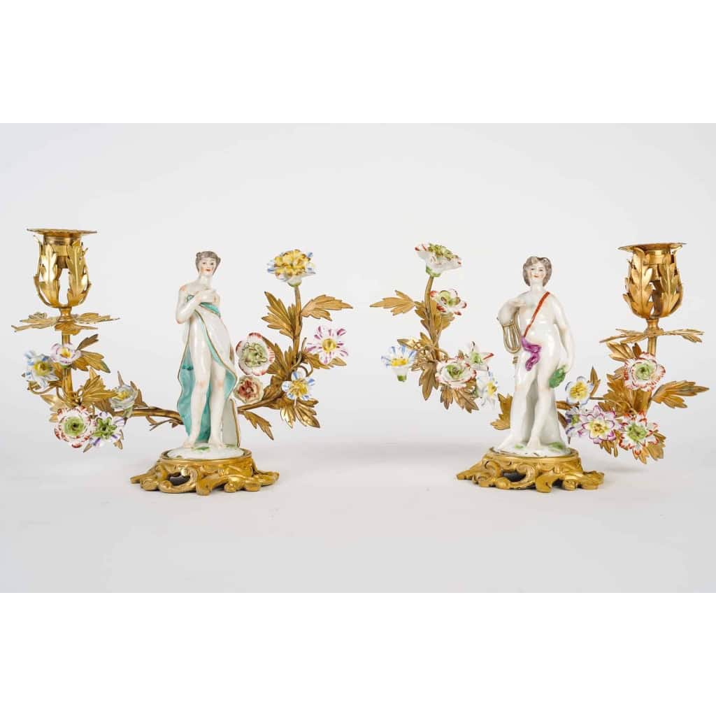 Paire de bougeoirs, style Louis XV en bronze doré et porcelaine | Biron Paire de bougeoirs, style Louis XV en bronze doré et porcelaine
