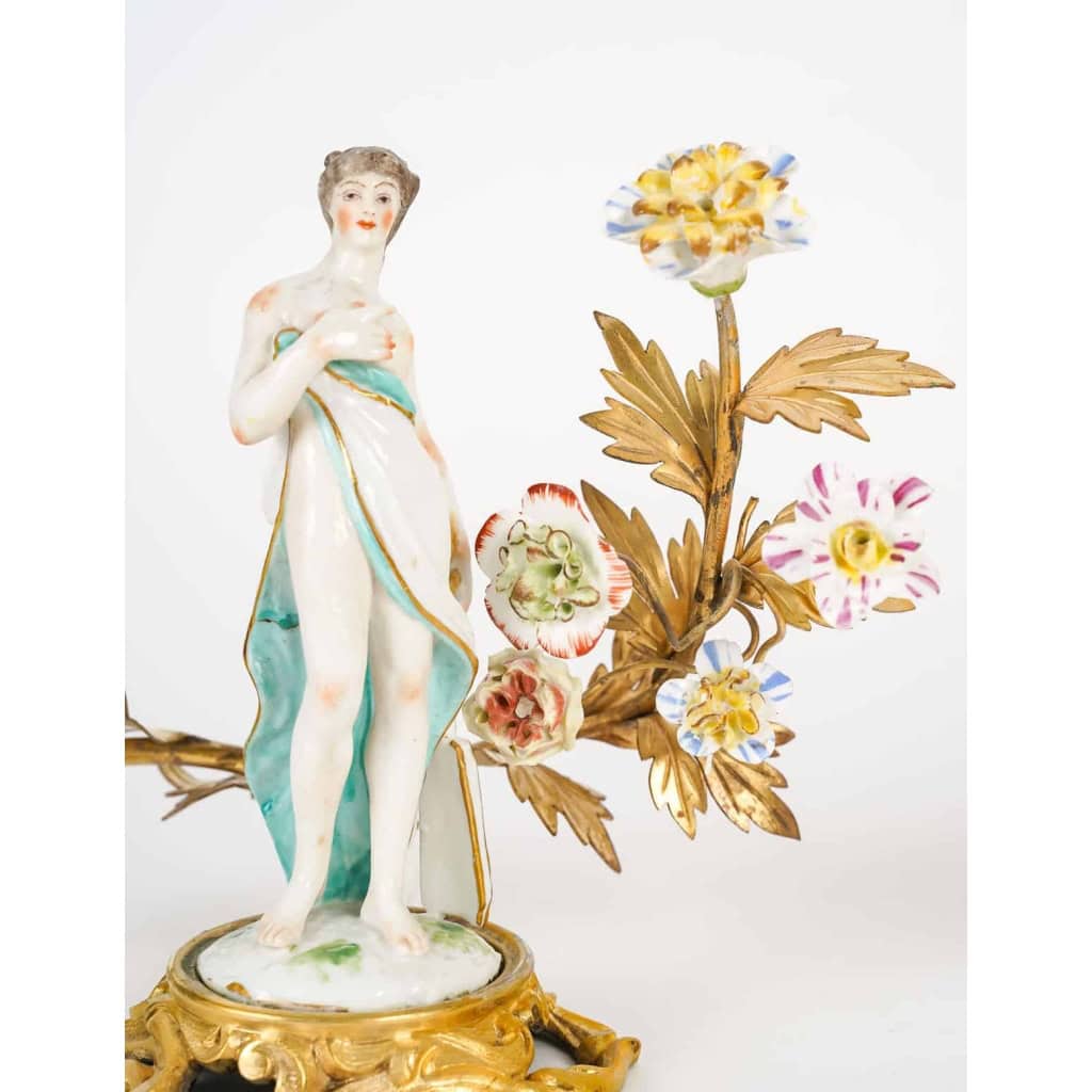Paire de bougeoirs, style Louis XV en bronze doré et porcelaine | Biron Paire de bougeoirs, style Louis XV en bronze doré et porcelaine