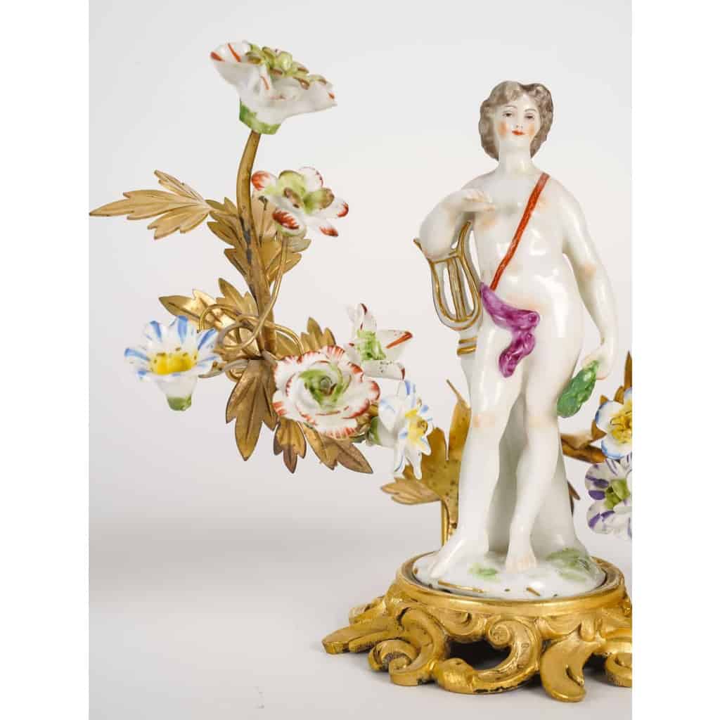 Paire de bougeoirs, style Louis XV en bronze doré et porcelaine | Biron Paire de bougeoirs, style Louis XV en bronze doré et porcelaine