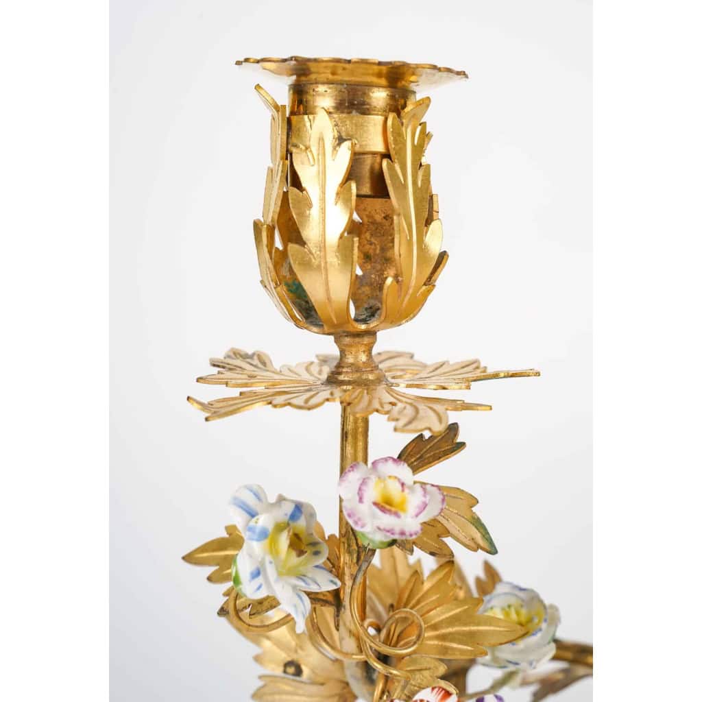 Paire de bougeoirs, style Louis XV en bronze doré et porcelaine | Biron Paire de bougeoirs, style Louis XV en bronze doré et porcelaine