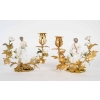 Paire de bougeoirs, style Louis XV en bronze doré et porcelaine | Biron Paire de bougeoirs, style Louis XV en bronze doré et porcelaine