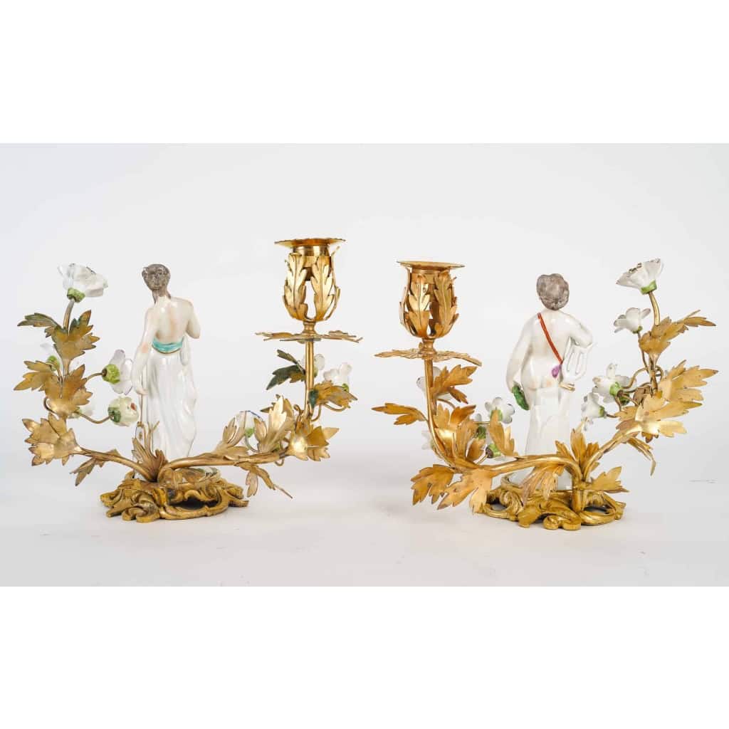 Paire de bougeoirs, style Louis XV en bronze doré et porcelaine | Biron Paire de bougeoirs, style Louis XV en bronze doré et porcelaine