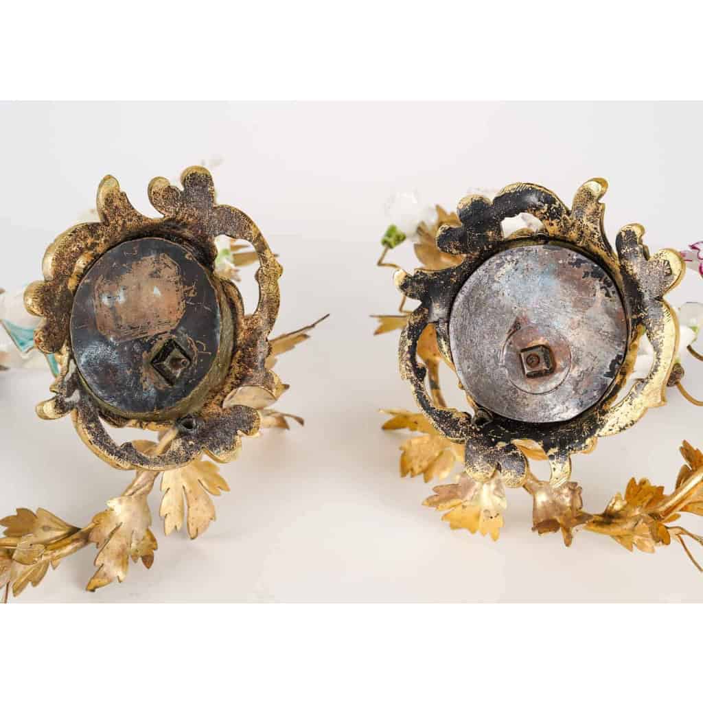 Paire de bougeoirs, style Louis XV en bronze doré et porcelaine | Biron Paire de bougeoirs, style Louis XV en bronze doré et porcelaine