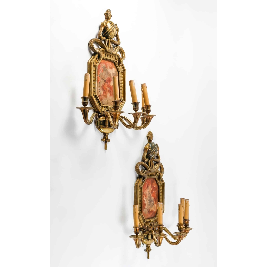 Paire d’appliques en bronze à 5 lumières, encadrant des médaillons en scaglione XIXème siècle | Biron Paire d’appliques en bronze à 5 lumières, encadrant des médaillons en scaglione XIXème siècle