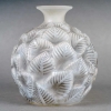 Vase « Ormeaux » verre opalescent patiné gris de René LALIQUE | Biron ||||||