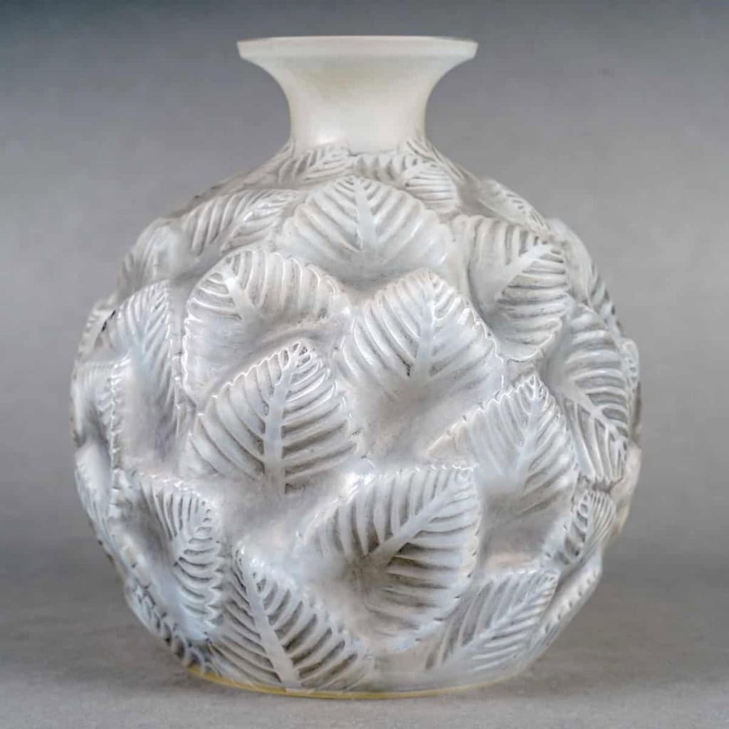 Vase « Ormeaux » verre opalescent patiné gris de René LALIQUE | Biron ||||||