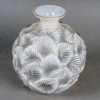 Vase « Ormeaux » verre opalescent patiné gris de René LALIQUE | Biron Vase "Ormeaux" verre opalescent patiné gris de René LALIQUE