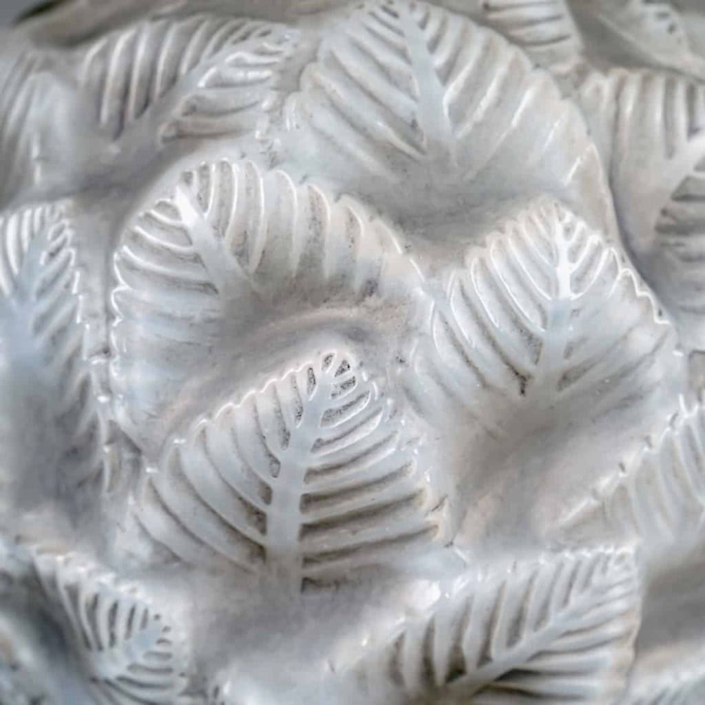 Vase « Ormeaux » verre opalescent patiné gris de René LALIQUE | Biron Vase "Ormeaux" verre opalescent patiné gris de René LALIQUE