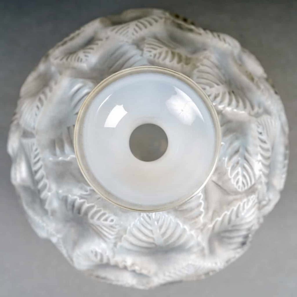 Vase « Ormeaux » verre opalescent patiné gris de René LALIQUE | Biron Vase "Ormeaux" verre opalescent patiné gris de René LALIQUE