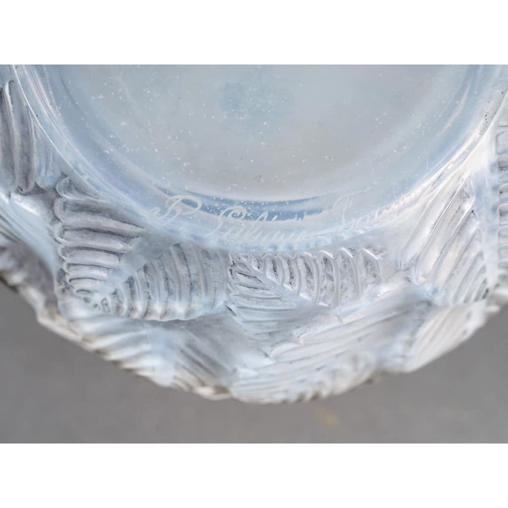 Vase « Ormeaux » verre opalescent patiné gris de René LALIQUE | Biron Vase "Ormeaux" verre opalescent patiné gris de René LALIQUE