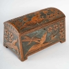  Coffret Art Nouveau en cuivre repoussé sur âme de bois, serti de cabochons de verre à décor de fleurs et libellule, signé « GIM », début du XXe siècle. | Biron |||||||||