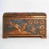  Coffret Art Nouveau en cuivre repoussé sur âme de bois, serti de cabochons de verre à décor de fleurs et libellule, signé « GIM », début du XXe siècle. | Biron  Coffret Art Nouveau en cuivre repoussé sur âme de bois, serti de cabochons de verre à décor de fleurs et libellule, signé "GIM", début du XXe siècle.