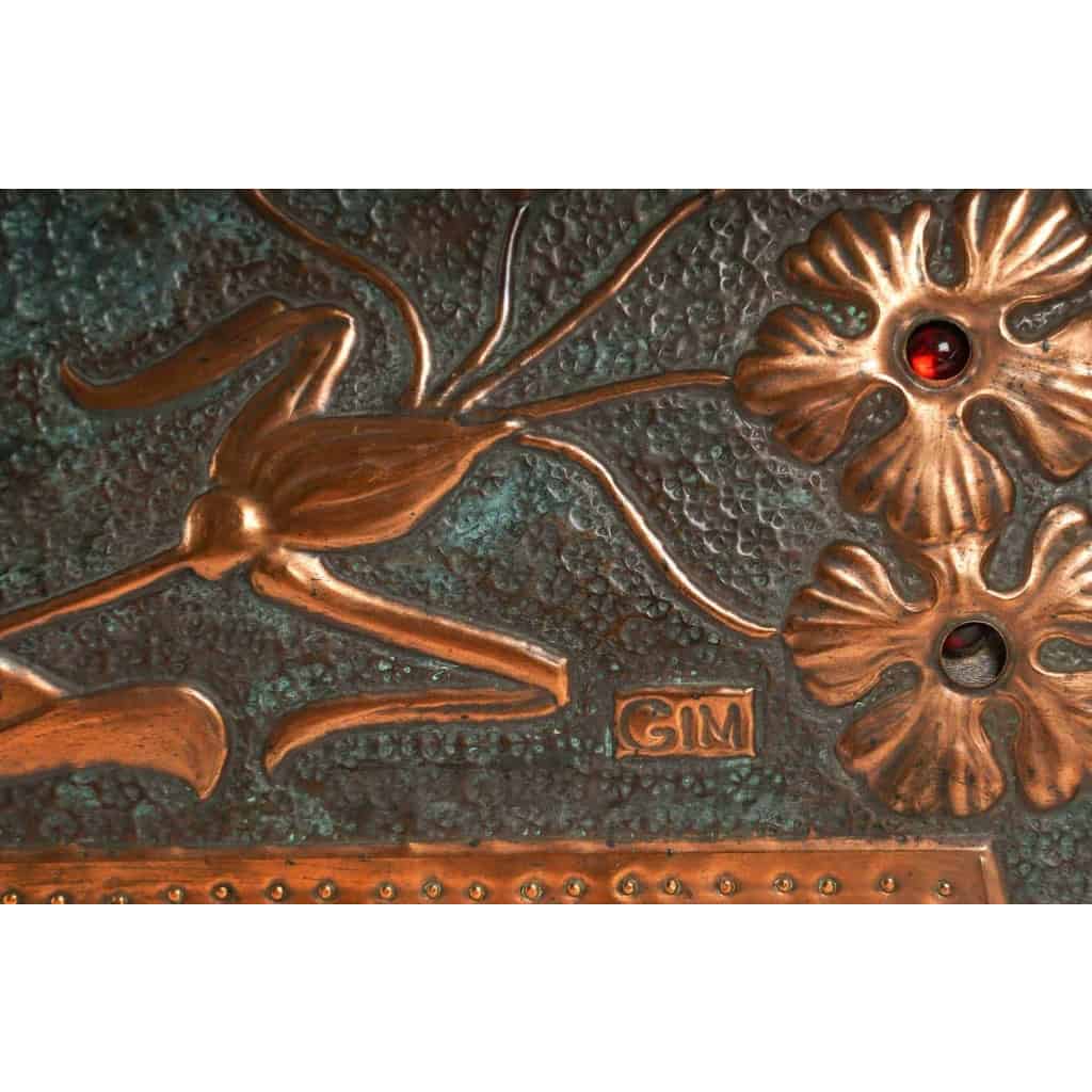  Coffret Art Nouveau en cuivre repoussé sur âme de bois, serti de cabochons de verre à décor de fleurs et libellule, signé « GIM », début du XXe siècle. | Biron  Coffret Art Nouveau en cuivre repoussé sur âme de bois, serti de cabochons de verre à décor de fleurs et libellule, signé "GIM", début du XXe siècle.