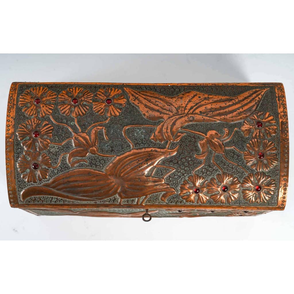  Coffret Art Nouveau en cuivre repoussé sur âme de bois, serti de cabochons de verre à décor de fleurs et libellule, signé « GIM », début du XXe siècle. | Biron  Coffret Art Nouveau en cuivre repoussé sur âme de bois, serti de cabochons de verre à décor de fleurs et libellule, signé "GIM", début du XXe siècle.