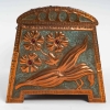  Coffret Art Nouveau en cuivre repoussé sur âme de bois, serti de cabochons de verre à décor de fleurs et libellule, signé « GIM », début du XXe siècle. | Biron  Coffret Art Nouveau en cuivre repoussé sur âme de bois, serti de cabochons de verre à décor de fleurs et libellule, signé "GIM", début du XXe siècle.