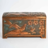  Coffret Art Nouveau en cuivre repoussé sur âme de bois, serti de cabochons de verre à décor de fleurs et libellule, signé « GIM », début du XXe siècle. | Biron  Coffret Art Nouveau en cuivre repoussé sur âme de bois, serti de cabochons de verre à décor de fleurs et libellule, signé "GIM", début du XXe siècle.