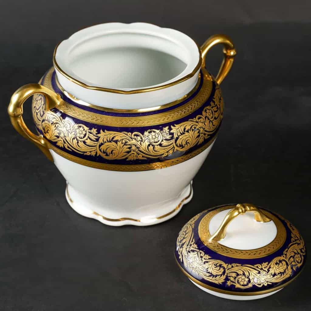 Service à Café en Porcelaine de Limoges | Vendôme Bernardaud | Bleu de four et Or | Ensemble pour 12 Personnes| 27 Pièces | Biron Service à Café en Porcelaine de Limoges | Vendôme Bernardaud | Bleu de four et Or | Ensemble pour 12 Personnes| 27 Pièces