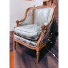 Paire de bergères de style Louis XVI en bois doré, circa 1880 | Biron |||||