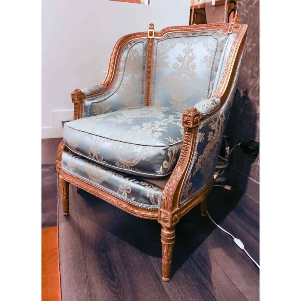Paire de bergères de style Louis XVI en bois doré, circa 1880 | Biron |||||