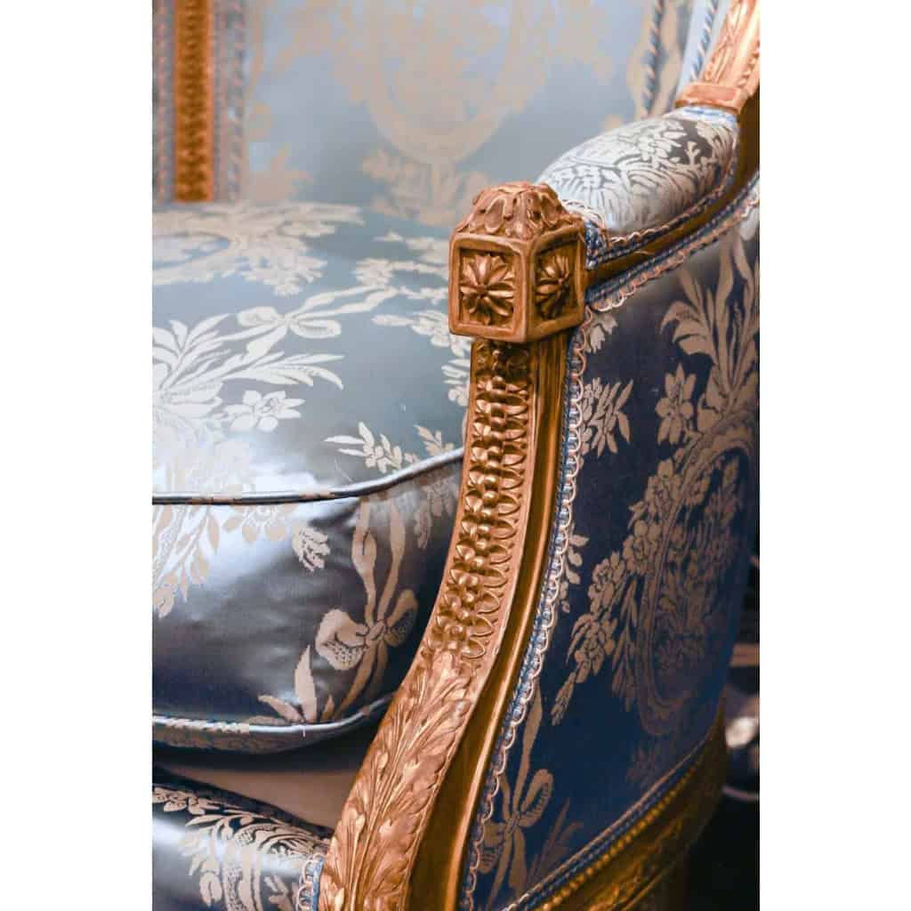 Paire de bergères de style Louis XVI en bois doré, circa 1880 | Biron Paire de bergères de style Louis XVI en bois doré, circa 1880