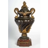 Urne en bronze à double patine sur socle en marbre rouge griotte, style Louis XV, XIXème siècle | Biron |||||||||