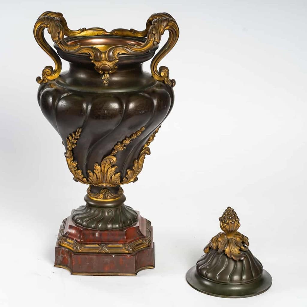 Urne en bronze à double patine sur socle en marbre rouge griotte, style Louis XV, XIXème siècle | Biron Urne en bronze à double patine sur socle en marbre rouge griotte, style Louis XV, XIXème siècle