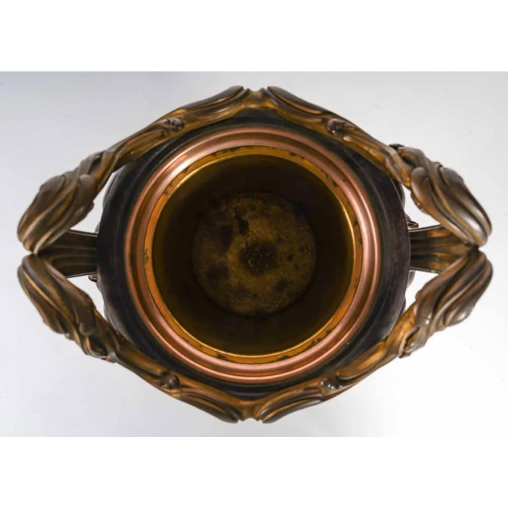 Urne en bronze à double patine sur socle en marbre rouge griotte, style Louis XV, XIXème siècle | Biron Urne en bronze à double patine sur socle en marbre rouge griotte, style Louis XV, XIXème siècle