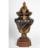 Urne en bronze à double patine sur socle en marbre rouge griotte, style Louis XV, XIXème siècle | Biron Urne en bronze à double patine sur socle en marbre rouge griotte, style Louis XV, XIXème siècle