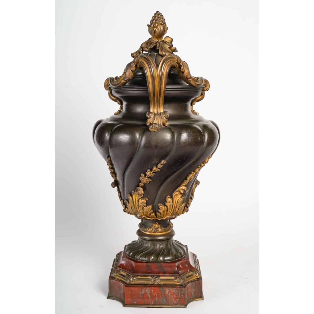 Urne en bronze à double patine sur socle en marbre rouge griotte, style Louis XV, XIXème siècle | Biron Urne en bronze à double patine sur socle en marbre rouge griotte, style Louis XV, XIXème siècle
