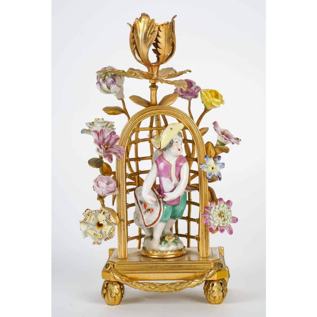 Un bougeoir à main en bronze doré et porcelaine Louis XVI | Biron |||||||