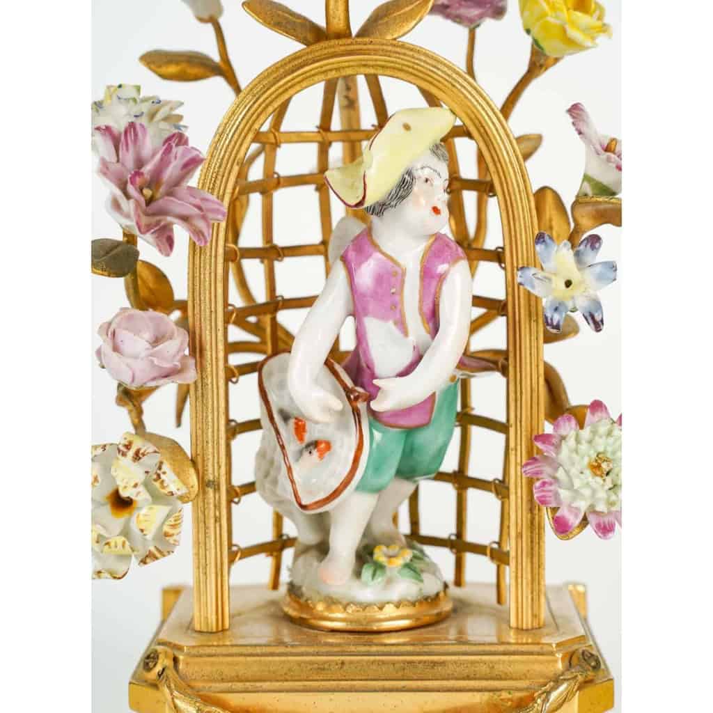 Un bougeoir à main en bronze doré et porcelaine Louis XVI | Biron Un bougeoir à main en bronze doré et porcelaine Louis XVI