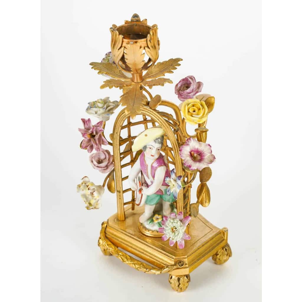 Un bougeoir à main en bronze doré et porcelaine Louis XVI | Biron Un bougeoir à main en bronze doré et porcelaine Louis XVI