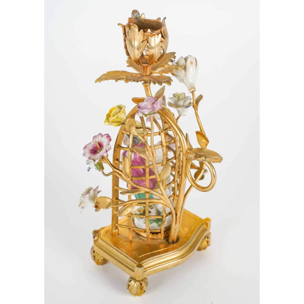 Un bougeoir à main en bronze doré et porcelaine Louis XVI | Biron Un bougeoir à main en bronze doré et porcelaine Louis XVI