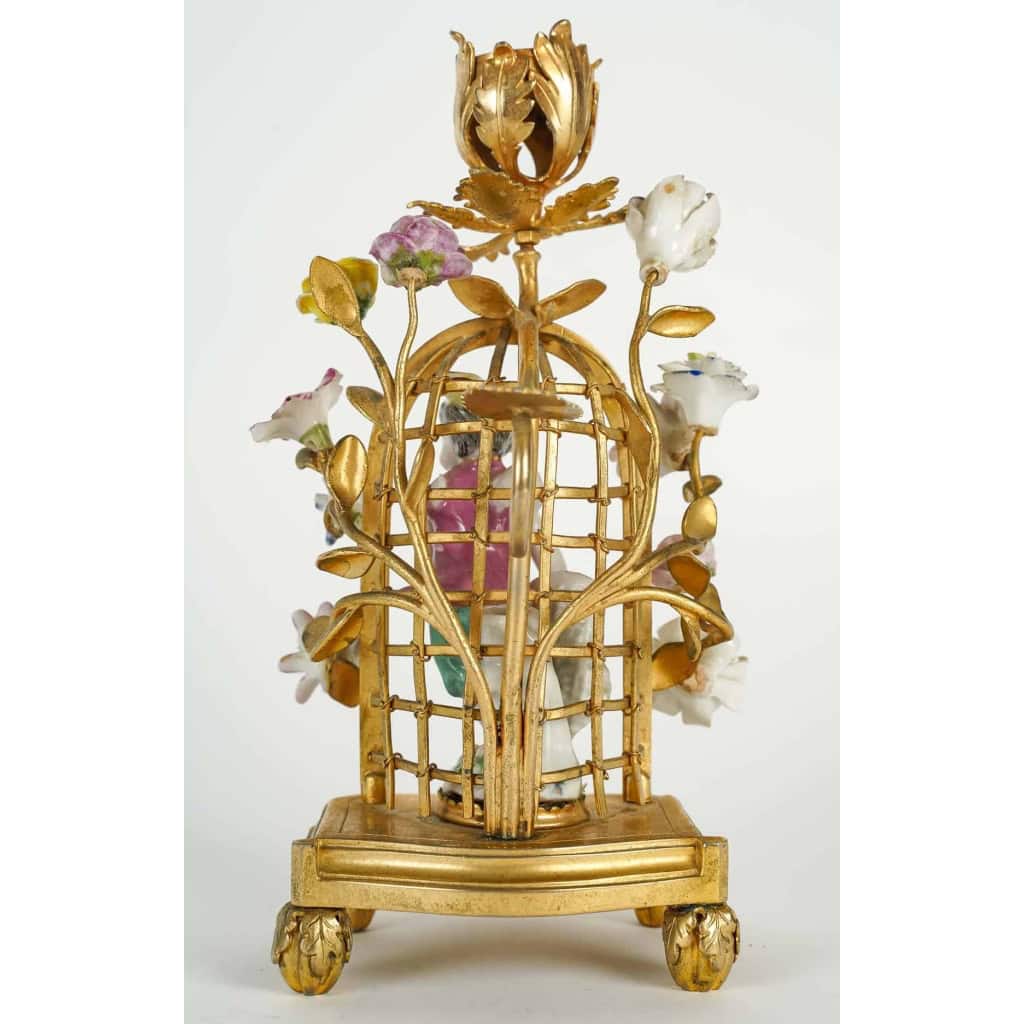 Un bougeoir à main en bronze doré et porcelaine Louis XVI | Biron Un bougeoir à main en bronze doré et porcelaine Louis XVI