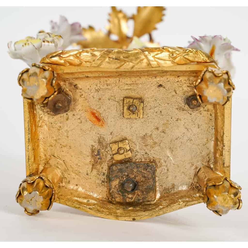 Un bougeoir à main en bronze doré et porcelaine Louis XVI | Biron Un bougeoir à main en bronze doré et porcelaine Louis XVI
