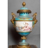 Garniture en porcelaine de Sèvres, XIXème siècle | Biron Garniture en porcelaine de Sèvres, XIXème siècle