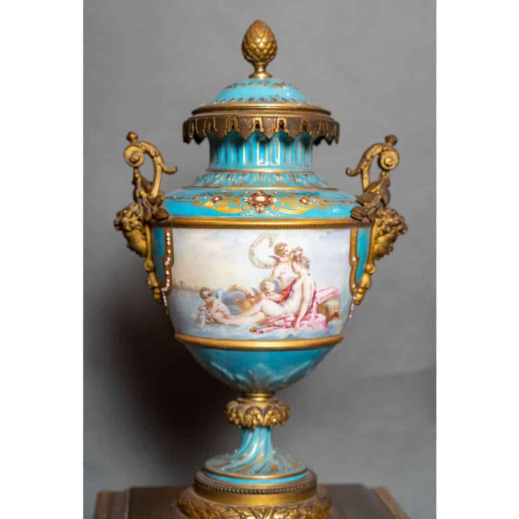 Garniture en porcelaine de Sèvres, XIXème siècle | Biron Garniture en porcelaine de Sèvres, XIXème siècle