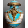 Garniture en porcelaine de Sèvres, XIXème siècle | Biron Garniture en porcelaine de Sèvres, XIXème siècle