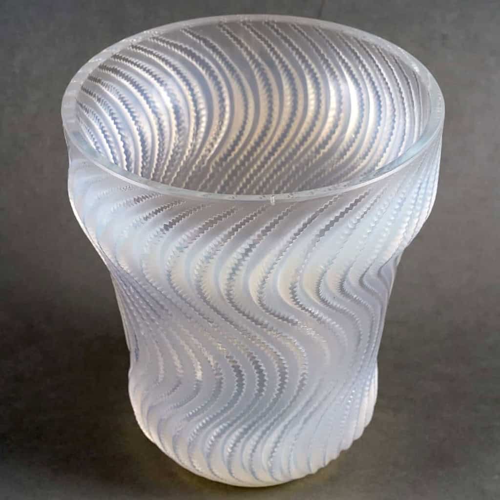 Vase « Actinia » verre opalescent de René LALIQUE | Biron Vase "Actinia" verre opalescent de René LALIQUE