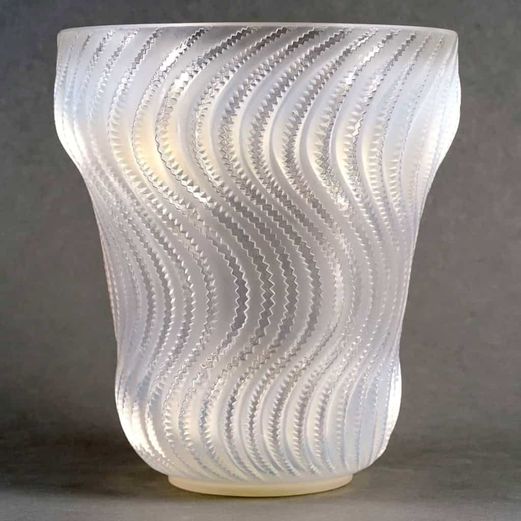 Vase « Actinia » verre opalescent de René LALIQUE | Biron Vase "Actinia" verre opalescent de René LALIQUE