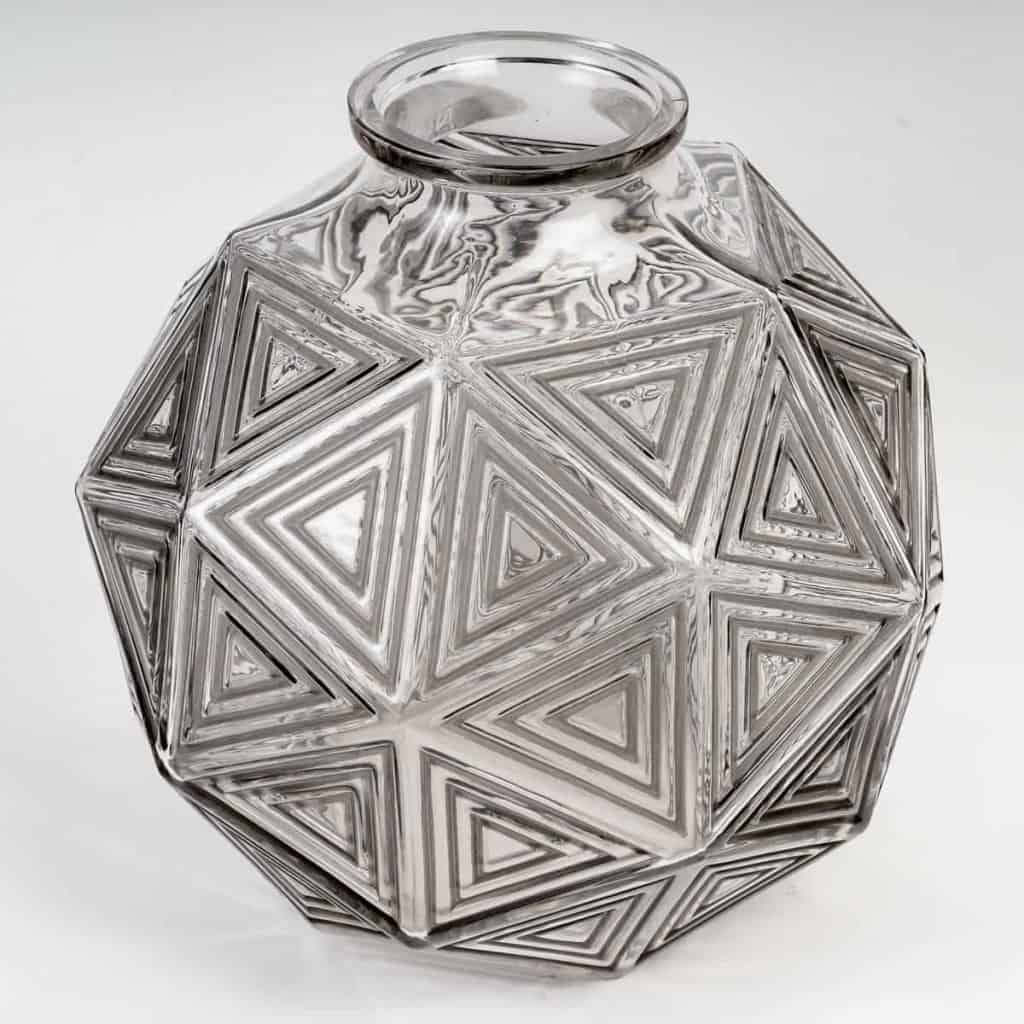 Vase « Nanking » verre blanc patiné gris de René LALIQUE | Biron Vase "Nanking" verre blanc patiné gris de René LALIQUE