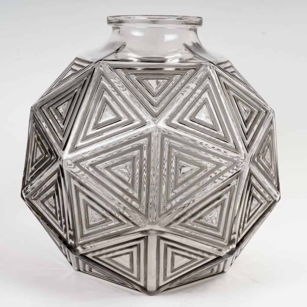 Vase « Nanking » verre blanc patiné gris de René LALIQUE | Biron Vase "Nanking" verre blanc patiné gris de René LALIQUE