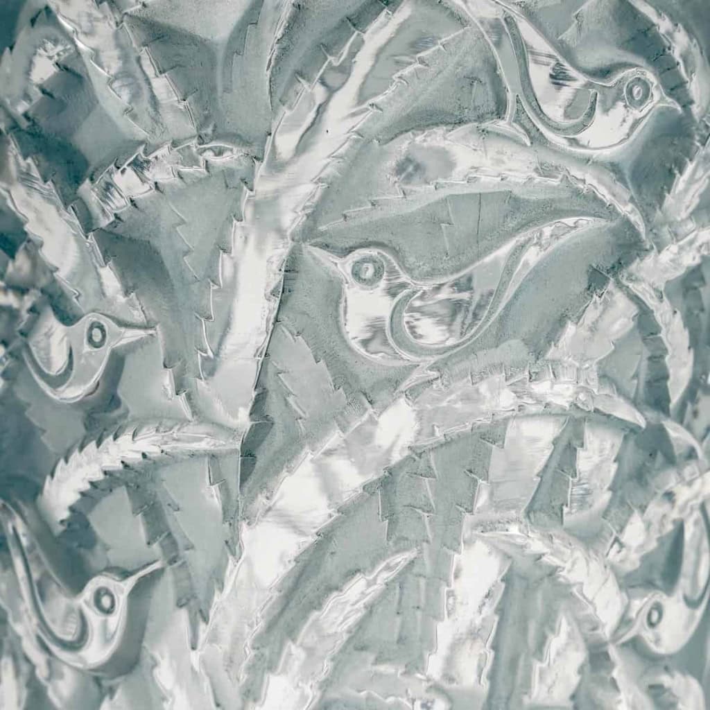 Vase « Bornéo » verre blanc patiné bleu de René LALIQUE | Biron Vase "Bornéo" verre blanc patiné bleu de René LALIQUE