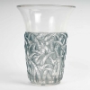 Vase « Bornéo » verre blanc patiné bleu de René LALIQUE | Biron Vase "Bornéo" verre blanc patiné bleu de René LALIQUE