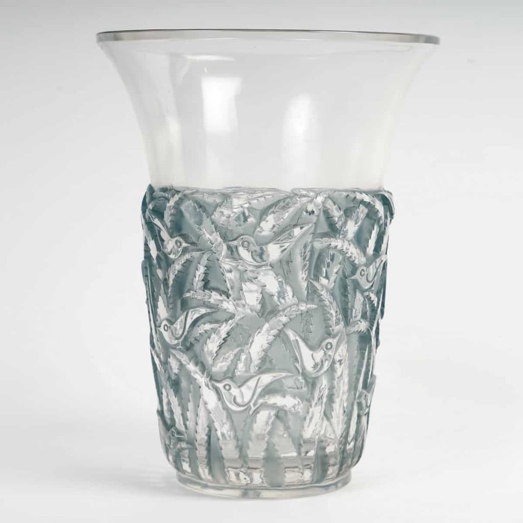 Vase « Bornéo » verre blanc patiné bleu de René LALIQUE | Biron Vase "Bornéo" verre blanc patiné bleu de René LALIQUE
