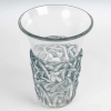 Vase « Bornéo » verre blanc patiné bleu de René LALIQUE | Biron Vase "Bornéo" verre blanc patiné bleu de René LALIQUE