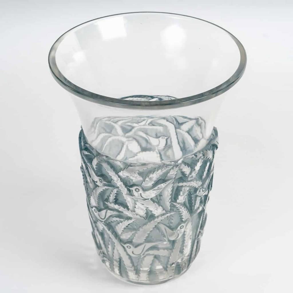 Vase « Bornéo » verre blanc patiné bleu de René LALIQUE | Biron Vase "Bornéo" verre blanc patiné bleu de René LALIQUE
